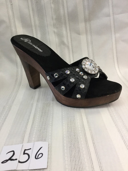 4706 - Nicole Black